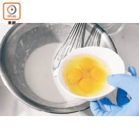 1. 做班戟皮，先將麵粉、糖及預先放置在室溫至軟化的牛油拌勻，逐少加水及雞蛋，拌勻成麵糊。