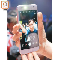 Zenfone 4 Selfie用上雙前置鏡頭連閃光燈設計，自拍時可啟動Beauty模式。<br>售價：279美元（9月發售）