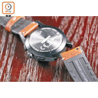 採用22mm錶帶，原裝錶帶用上快拆式設計。