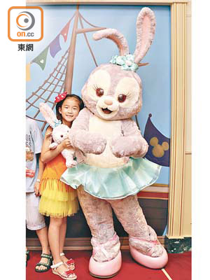 日本人氣角色StellaLou現已進駐香港迪士尼樂園，陪粉絲見面合照。
