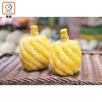 泰國菠蘿仔形狀似手榴彈，體積小但味道很甜，而且已經去皮，方便食用。