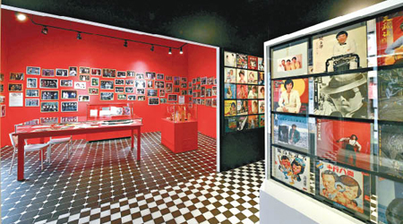 會場特別邀得廣東歌黑膠唱片收藏家章襄義借出100張私人珍藏唱片展出。