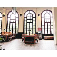 台大校史館位於被列為古蹟的舊總圖書館二樓中央閱讀室中。