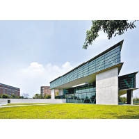 大學的現代美術館由安藤忠雄設計。
