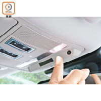車頂的閱讀燈採用輕觸式開關設計，用手指輕輕一掂就可控制。