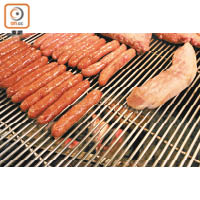 香腸使用的豬肉是由山豬與野豬混種而成，肉質彈牙，每條NT$40（約HK$10.5）。