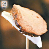 原住民食燻烤豬肉的傳統方法是配一小片洋葱。