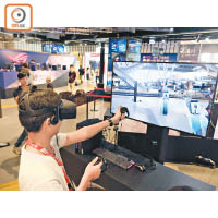 觀眾可以體驗VR槍Game，手舞足蹈玩得投入。
