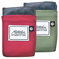Pocket Blanket 2.0是户外專用收納地氈，可供2至4人使用，經簡單摺疊後，可壓縮收納成口袋般大小，方便收藏。$599/件