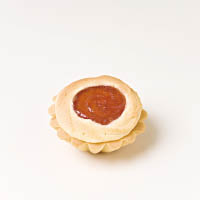 維多利亞餅是餅店人氣極高的產品，鬆脆餅皮夾着日本士多啤梨製作的果醬，很受小朋友歡迎。
