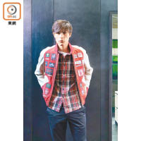 Kent & Curwen紅色熨章Varsity Jacket $11,500<br>紅色格仔洗水恤衫 $2,100<br>白色圓領Tee $850<br>黑色長褲 $2,600<br>All from（A）