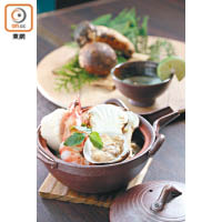 松茸海鮮土瓶湯<br>日本人喜歡將松茸伴以大蜆、帶子及蝦肉炮製成海鮮湯，充分凸顯松茸的獨特鮮香味道。