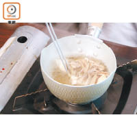 2. 小鍋中注入木魚水，放入松茸及舞茸煮滾後轉小火煲約2分鐘撈起備用。