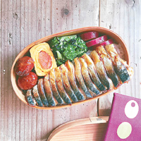 切得均勻整齊的燒鯖魚件，配以肉丸、明太子蛋卷和番薯，豐富美味。