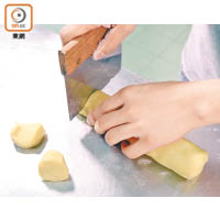 製作餅皮，重複「薑汁蓮蓉月餅」餅皮做法，分為10等份備用。