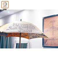 Vintage布傘及掛畫為店內營造出復古的軍事味道。