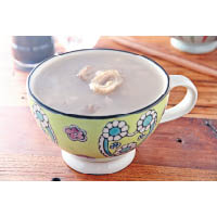 四神湯是台南著名小食，用淮山、蓮子、芡實、茯苓4種藥材熬湯才是正宗。