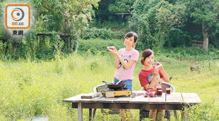 在大自然懷抱下烹調洛神花果醬，與三五知己完成後來個野餐，悠閒自在。