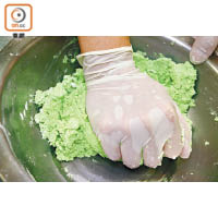 2.另一份糯米粉加入1份沙糖及1份生油，逐少加入斑蘭葉汁，搓成綠色粉糰備用。