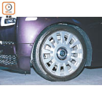 新Phantom標準配備22吋輪圈，以及運用特殊海綿內層消除輪胎內噪音的密封式靜音輪胎。