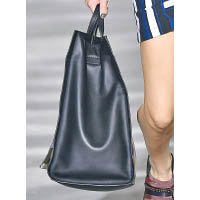 Tote Bag是時尚造型的百搭之選。
