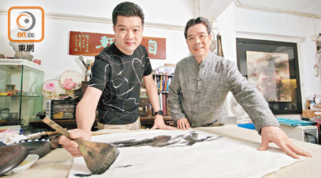 兩代水墨藝術家何百里（右）和何紀嵐（左），分別以不同形式參與新藝潮博覽會。