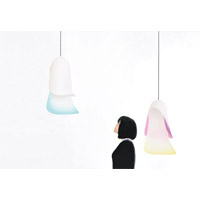 Cape Lamp<br>充滿詩意的燈——以海角為名，形態像飛鳥又像禮服，使用半透明塑膠料製造。
