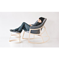 Dancing Chair<br>木製底座呈現彎曲起伏的形態，看來非常優雅，加上貝殼狀的軟墊，特別舒適。