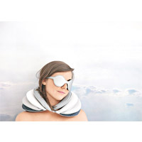 Objets Nomades<br>跟著名時裝品牌合作設計的旅行套裝，顧及人工力學，舒適兼具時尚美感，如眼罩設計成太陽眼鏡款式、頸枕如王后服飾上的多層次頸飾，打破傳統觀念。