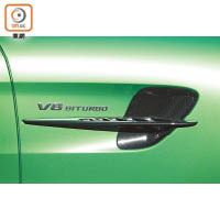 車側加上V8 BITURBO名牌，凸顯高性能身份。