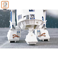 R2-D2行走時會伸出第三隻腳，以提升平衡度。