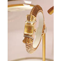 於1946年專為法國市場製造的18K紅金腕錶，配以品牌首創的Tubogas伸縮錶帶，其後多個品牌均有採用此錶帶設計。
