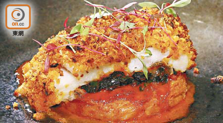 烤泡菜比目魚<br>西餐常用的比目魚，用上泡菜作醃料，配以混入韓式醬料炮製的菠菜及薯餅同吃，層次豐富。
