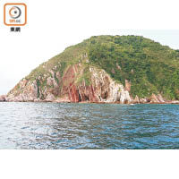 黃竹角咀是香港最狹長的岬角，其紅白直間的沉積岩和「鬼手岩」更是著名地標。