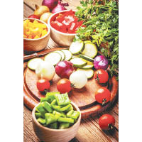 店舖新增的個人化購物服務之一是為客人提供蔬菜處理服務，可以將各種蔬菜因應需要而免費切絲、粒、條及片4種款式。