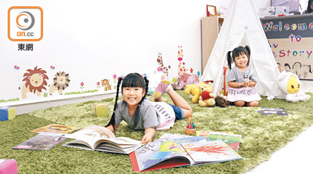 鋪上草綠色地氈，配合米白色帳幕，令人如置身大自然，小朋友可以在此舒適地閱讀。