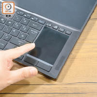 鍵盤前移之餘，Touchpad位置亦移至右側，操作要花點時間適應。