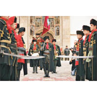 每年10月18日首都薩格勒布的聖馬可廣場，都可重現領呔軍團。