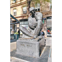 市中心的克羅地亞偉大發明家Nikola Tesla雕像，是出自藝術家Ivan Mestrovic之手。