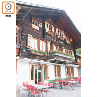 湖畔餐廳有在瑞士常見的木屋設計，為人帶來一份暖意。
