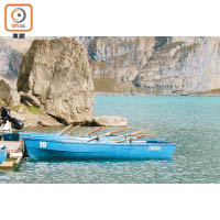 想近距離欣賞厄希嫩湖，可以考慮坐上小艇，泛舟湖上。