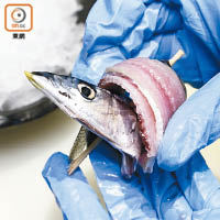 日本人習慣將秋刀魚原條食用，因此會將魚骨炸成天婦羅，酥脆之餘也散發着清新香氣。