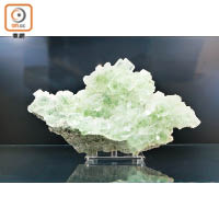 中國湖南郴州的螢石，色澤翠綠晶瑩。