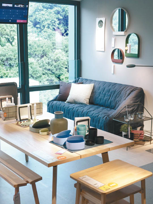 IKEA與丹麥設計品牌HAY聯乘打造的YPPERLIG系列，推出了梳化、餐椅、茶几等超過30件產品。