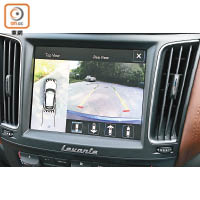 中控台的8.4吋屏幕，可作為360度影像監察車身。