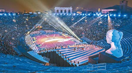 在建於公元30年的維羅納圓形競技場內，意大利內衣品牌舉辦了以「美麗傳奇」為主題的花樣滑冰匯演。