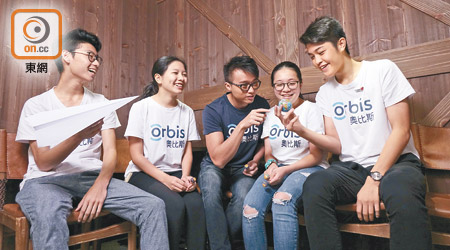 （左起）Edison、Coco、旅遊達人梁彥宗、Kristie及Sunny早前與多位奧比斯學生大使到訪越南，了解當地的救盲狀況。