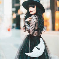 黑色紗裙加上一頂黑色帽，讓你變身最時尚的女巫。