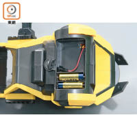 AR玩具以兩枚AA電池驅動，拆開面蓋便能換電。