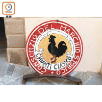 黑雞是Chianti Classico的傳統標誌，鎮內亦見蹤影。